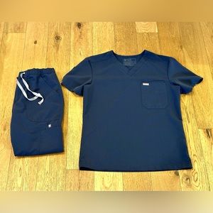 Figs Scrub Set Men’s Top (Slim Small) and Bottoms (Slim Small Short)